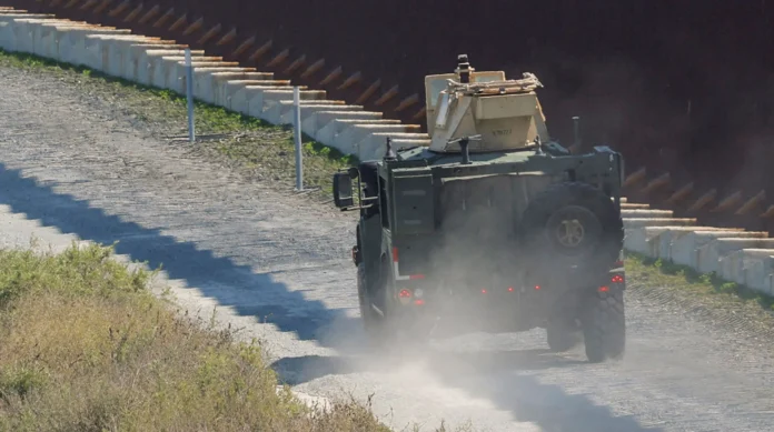 Estados Unidos realiza primeras detenciones de migrantes en franjas militares de la frontera con México