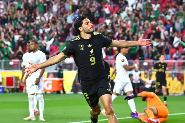 Raúl Jiménez: cada vez más cerca de Borgetti