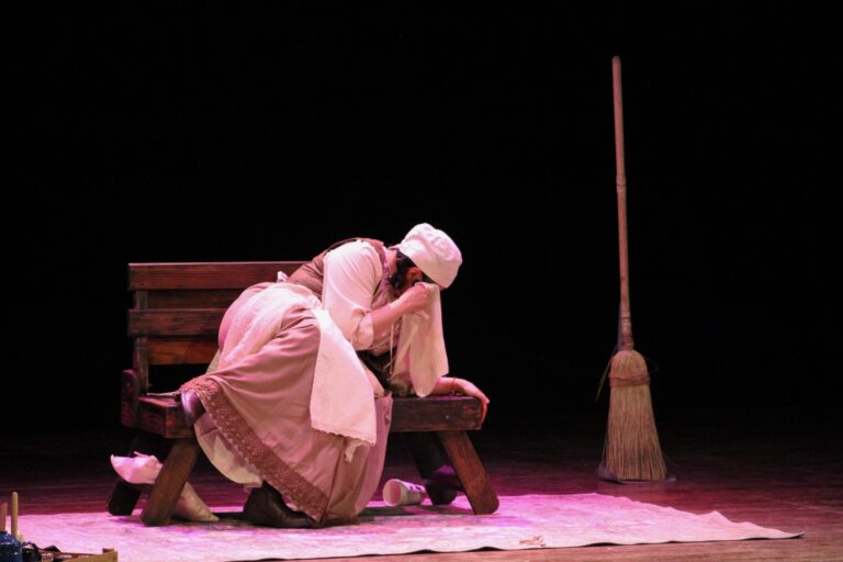 “Historias amorosas” cierra Festival de Monólogos con escoba y humor en Aguascalientes