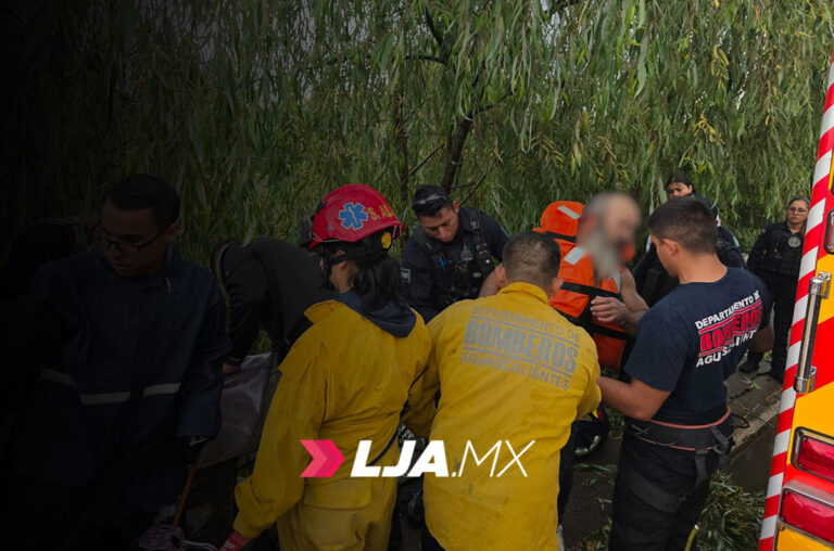 BOMBEROS DEL MUNICIPIO DE AGUASCALIENTES RESCATAN A PERSONA EN EL ARROYO EL CEDAZO