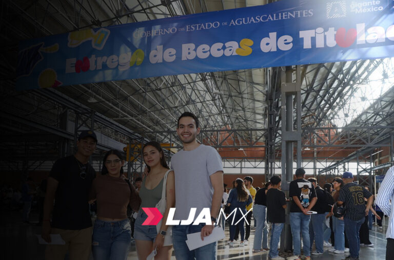 Becas de titulación para 2 mil jóvenes entregadas en Aguascalientes