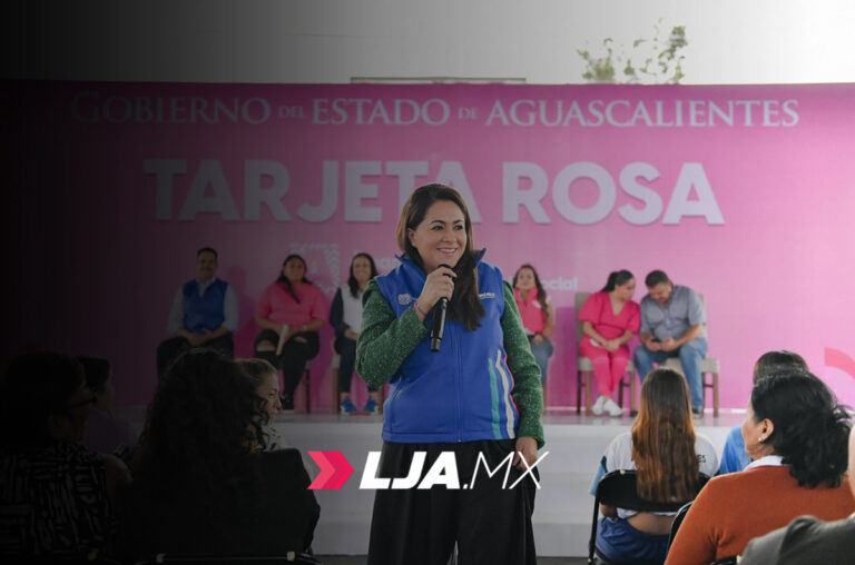 La gobernadora de Aguascalientes Teresa Jiménez entrega Tarjetas Rosas a mujeres de Pabellón de Arteaga