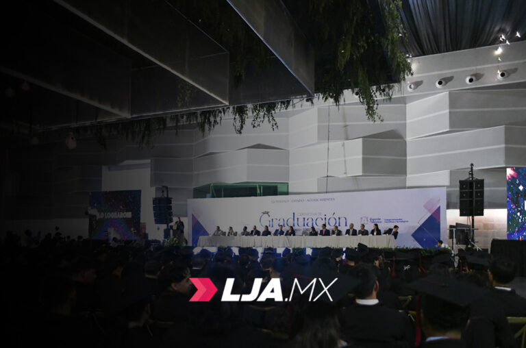 Felicita La gobernadora de Aguascalientes Teresa Jiménez a graduados del CECYTEA