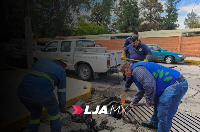 Desazolvado de alcantarillas en el fraccionamiento Moderno para prevenir inundaciones