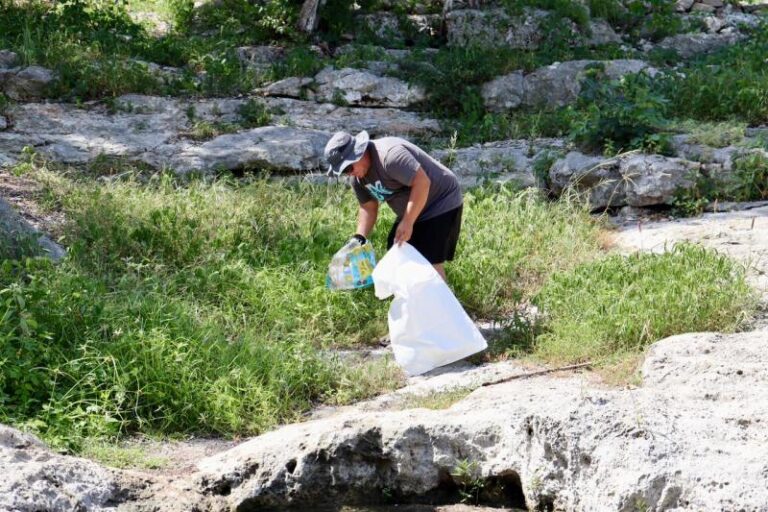 Retiran más de 100 kilos de residuos del cenote Chen Ha en Yucatán