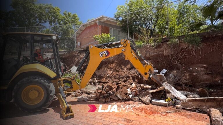 Recorre Leonardo Montañez zonas afectadas por la intensa lluvia para supervisar labores de limpieza