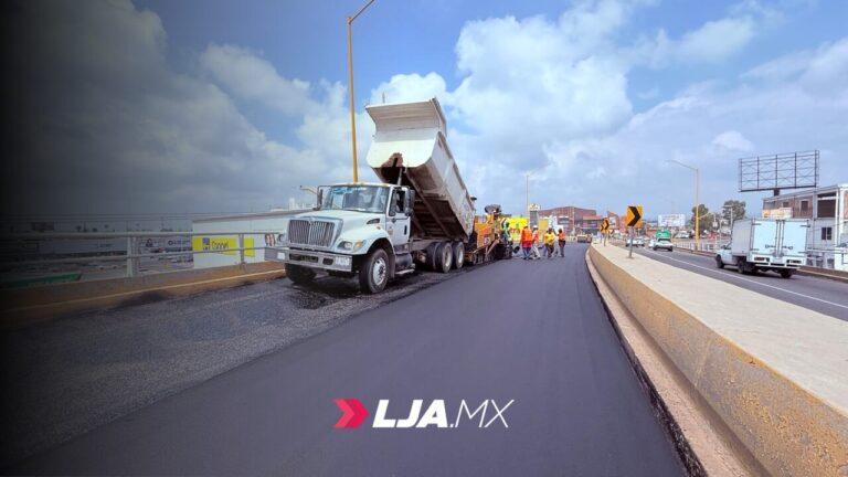 Mantenimiento en puente vehicular de Av. Aguascalientes y Av. de los Maestros