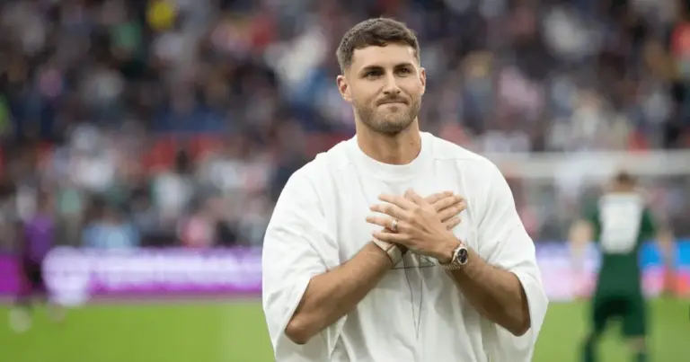 Despedida de leyenda: Santiago Giménez recibe emotivo homenaje en De Kuip