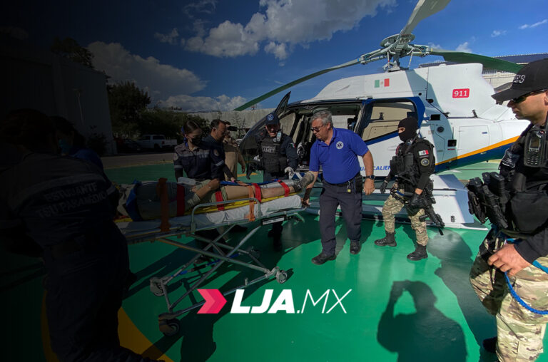 “Fuerza Uno” realiza rescate aéreo de joven tras aparatoso choque en Jalisco