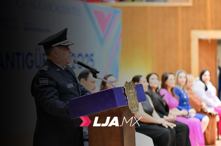 Reconocen a Antonio Martínez Romo, secretario de Seguridad, por 40 años de servicio