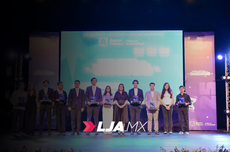 La gobernadora de AguascalientesTeresa Jiménez reconoce a jóvenes destacados con el Premio Estatal de la Juventud 2025