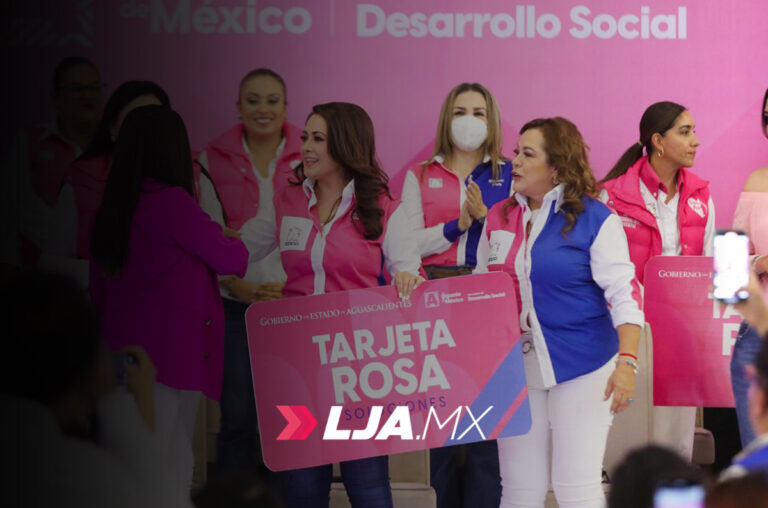 La gobernadora de Aguascalientes Teresa Jiménez entrega Tarjetas Rosas a mujeres de todo el estado