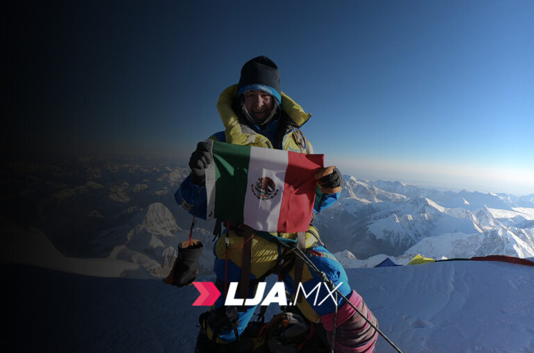 Egresada Tec logra récord al escalar las montañas más altas del mundo