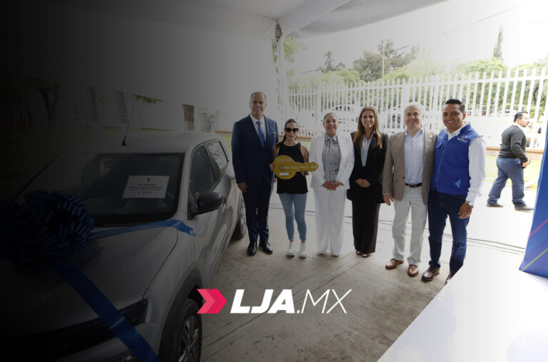 Entregan vehículos a docentes ganadores de la rifa por el Día del Maestro 2025 en Aguascalientes