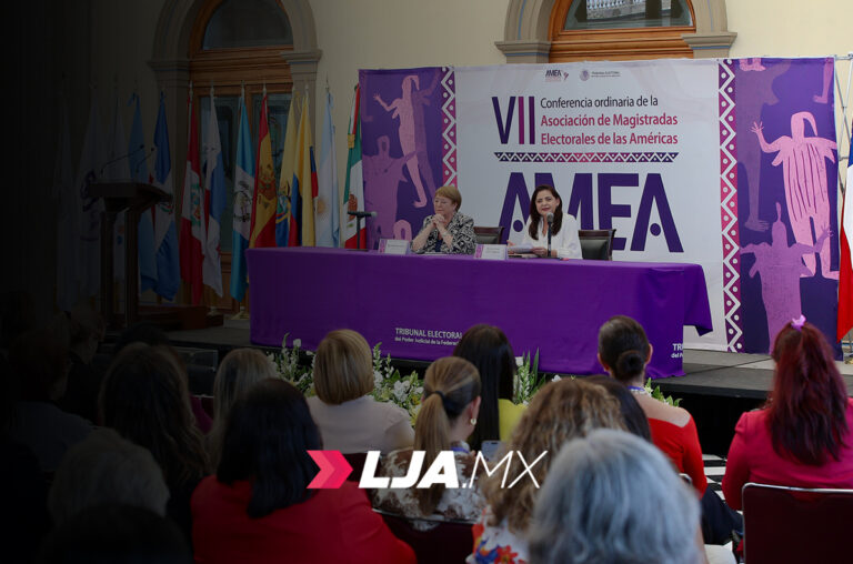 La democracia y los derechos de las mujeres están bajo peligro: Michelle Bachelet