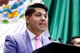 ¿Quién es Emmanuel Reyes, senador por Guanajuato?