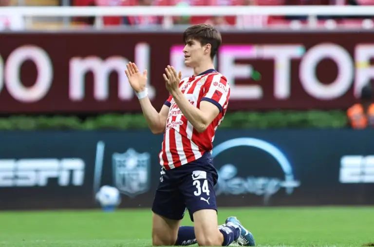 ‘Hormiga’ González: La pulga rojiblanca que muerde clásicos y sueña con el Tri