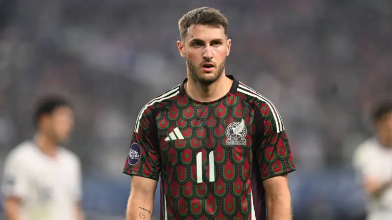 Santiago Giménez: El “bebote” que lucha por encender su fuego en Italia