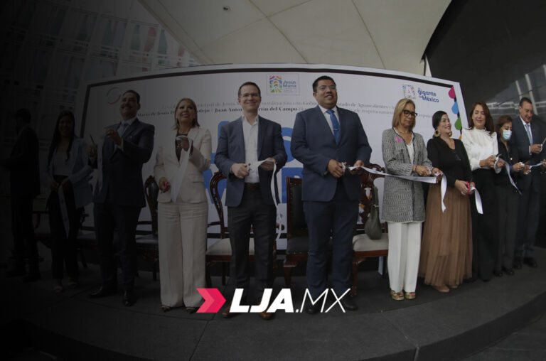 Artesanos muebleros de Jesús María exhiben su talento en el Senado