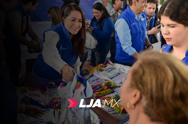 La gobernadora de Aguascalientes Teresa Jiménez entrega útiles escolares, tenis y zapatos a niños y niñas