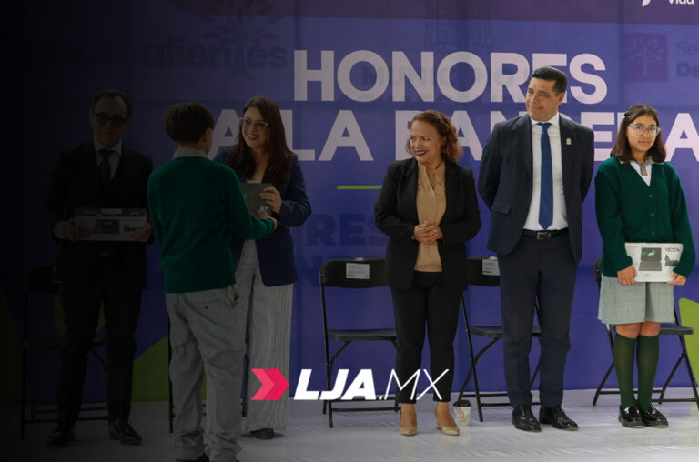 Alcalde de Aguascalientes rinde honores a la bandera en la Secundaria General No. 45