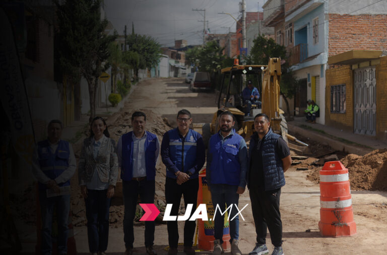 El presidente de Aguascaleintes Leonardo Montañez supervisa pavimentación de la calle Carlos Mares Fuentes