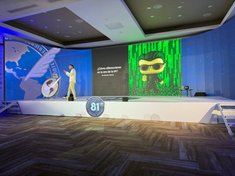 Lo que aprendimos de Mauricio Cabrera en su ponencia de la Sociedad Interamericana de Prensa 2025