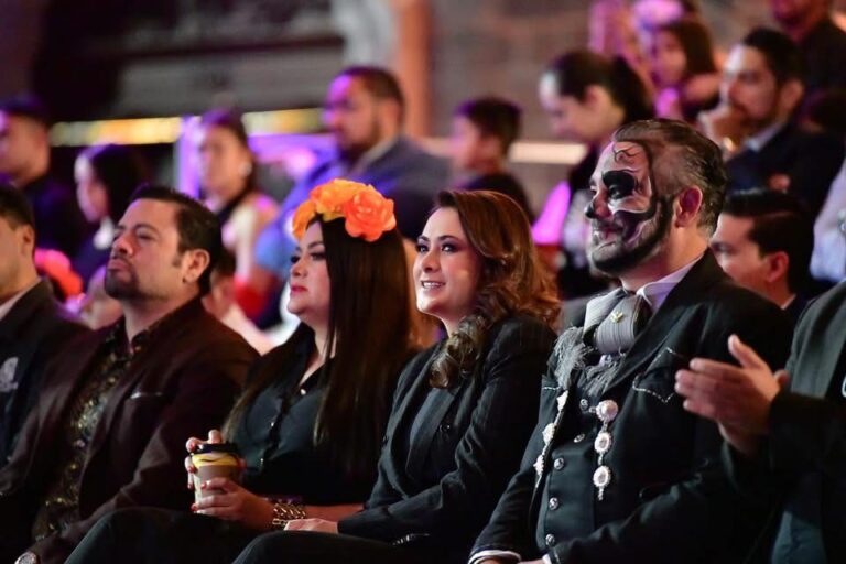 Desfile de Calaveras 2025 “Grabados y Garabatos” llena de color y tradición las calles de Aguascalientes