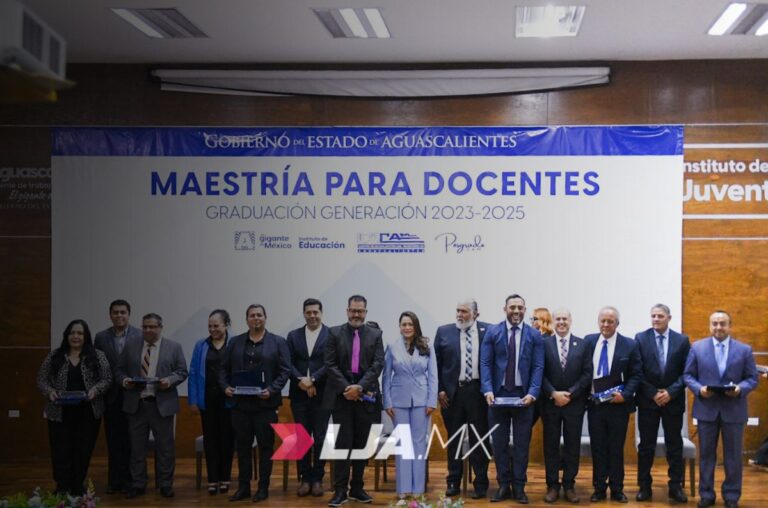 Teresa Jiménez encabezó la ceremonia de graduación de la Maestría en Intervención Docente
