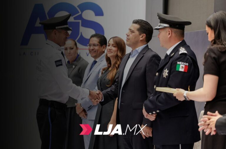 Leonardo Montañez entrega estímulos a policías municipales