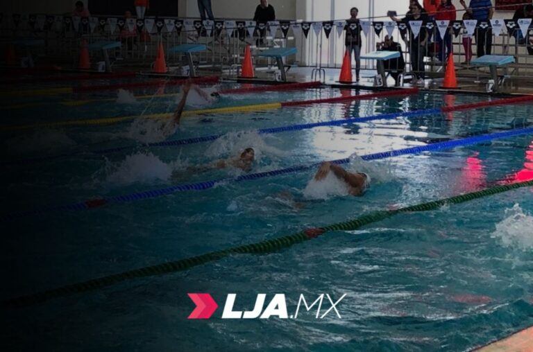 Adeudan a nadadores mexicanos que participan en competencias de exhibición