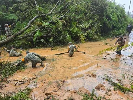 Sedena y Marina despliegan más de 10 mil elementos para auxiliar a estados afectados por lluvias