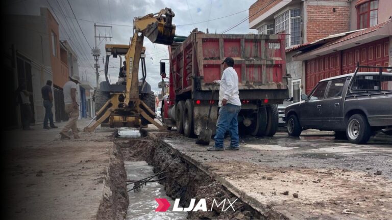 MIAA sustituye tubería sanitaria en el fraccionamiento Versalles II