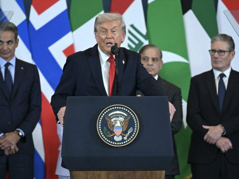 Trump celebra el alto al fuego en Gaza y se reúne con Mahmud Abás en Egipto