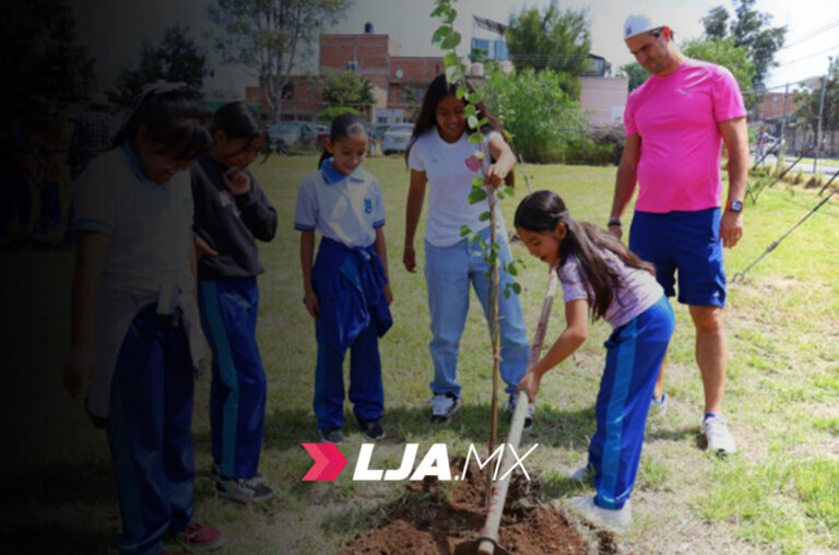 Necaxa participa en jornada de reforestación