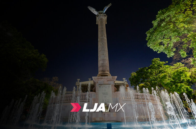 Alcalde de Aguascalientes encabeza encendido de fuente de Plaza de la Patria
