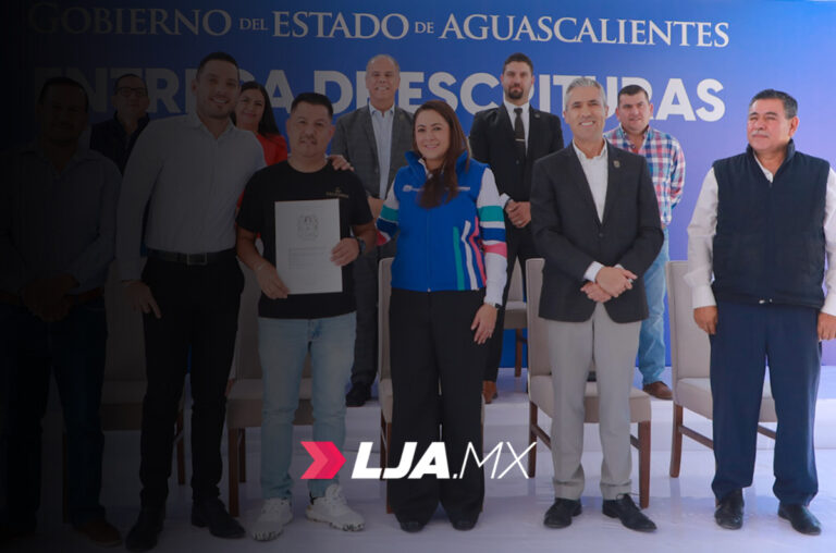 Gobernadora de Aguascalientes cumple el sueño de 200 familias de Calvillo al entregarles las escrituras de su hogar