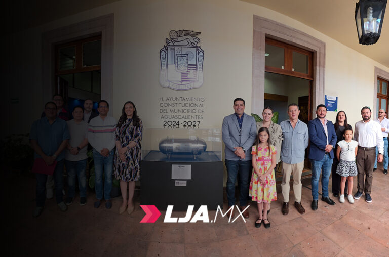 El presidente municipal de Aguascalientes Leonardo Montañez coloca cápsula del tiempo con motivo del 450 Aniversario de la Ciudad