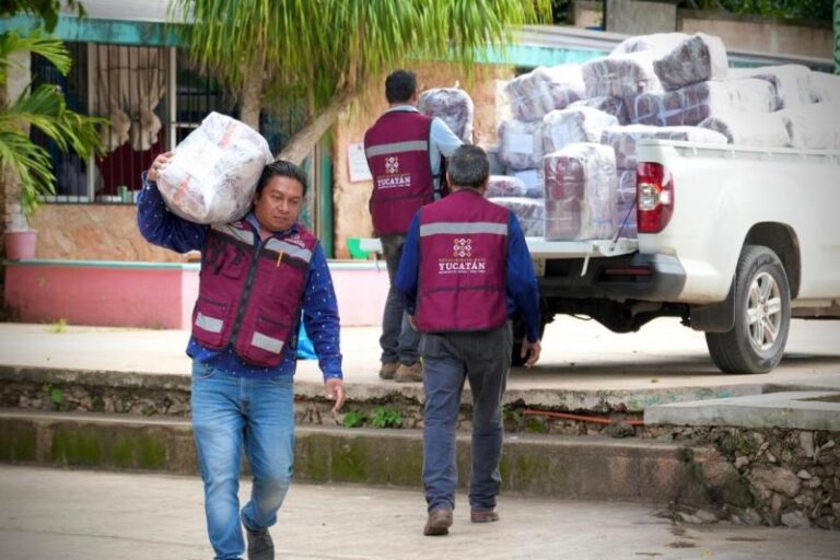 Entregan más de 10 mil chamarras escolares a estudiantes de 17 municipios de Yucatán