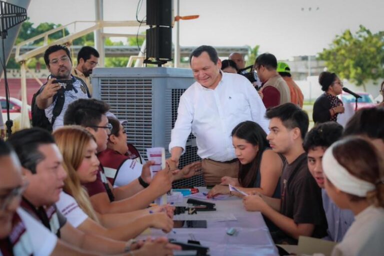 Gobernador de Yucatán inicia entrega de tarjetas “Felipe Carrillo Puerto” a estudiantes de la UADY