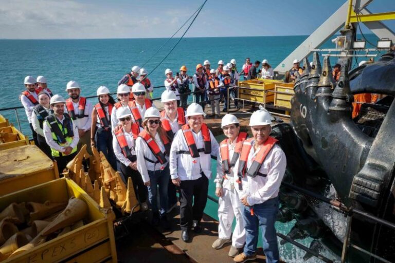 Gobernador Joaquín Díaz Mena e integrantes del CCE Yucatán supervisan avances del dragado del Puerto de Progreso