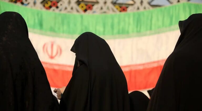 Irán vive un cambio histórico: cada vez más mujeres abandonan el velo obligatorio