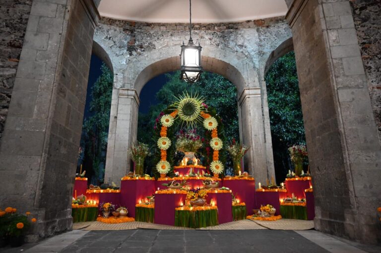 Dedica la presidenta Sheinbaum altar de muertos de Palacio Nacional a las mujeres indígenas