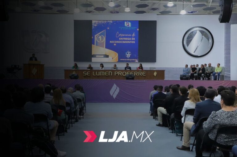 UAA celebra historias de perseverancia y excelencia de alumnos y maestros