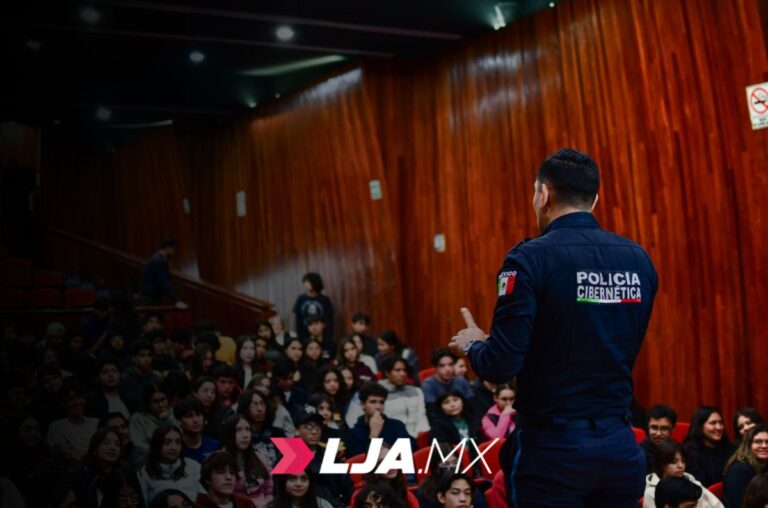 Policía Municipal imparte conferencias de prevención cibernética a estudiantes del BachUAA