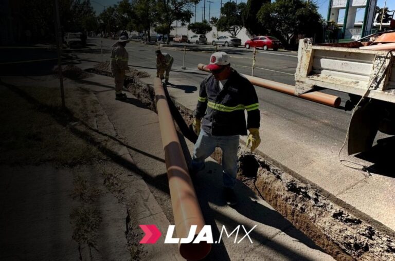 MIAA sustituye tubería sanitaria en Avenida Independencia en Aguascalientes