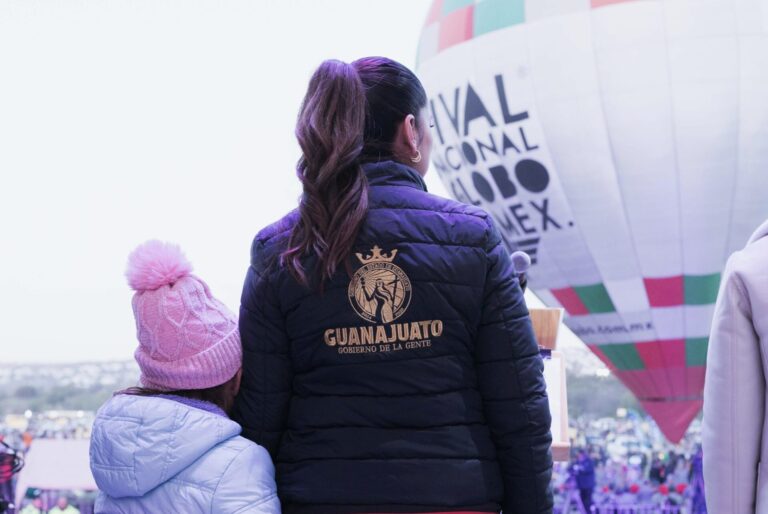 Disfrutan miles de familias del Viernes de la Gente en el Festival Internacional del Globo de León, Guanajuato