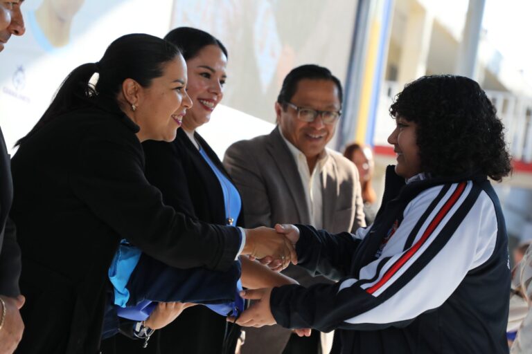 Juventudes entrega uniformes escolares en Valle de Santiago, Guanajuato
