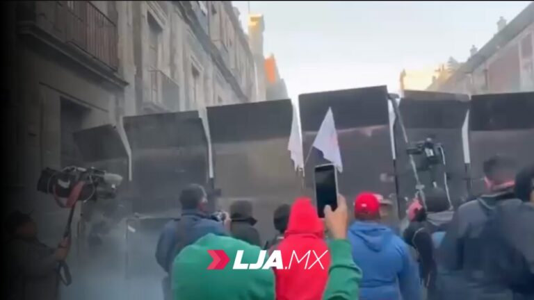 Intenta la CNTE sin éxito, irrumpir en Palacio Nacional; registran enfrentamientos con la policía en el Centro Histórico