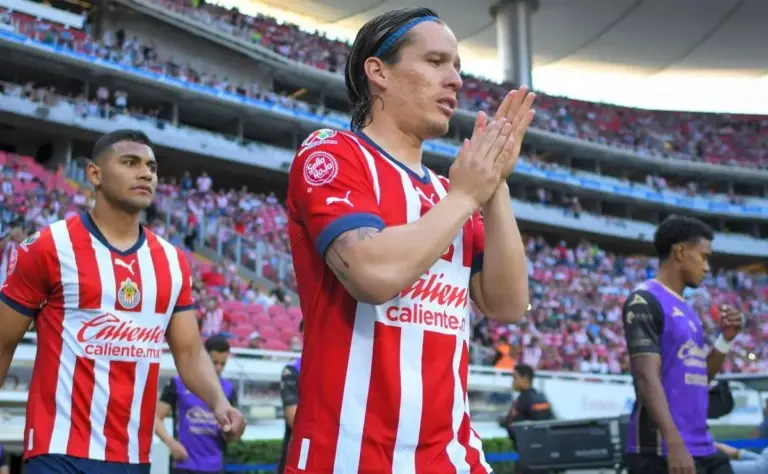 “El Oso” González: El mediocampista que conquistó corazones en Chivas